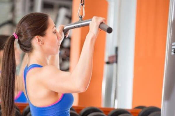 Young Girl Lats Pulldown